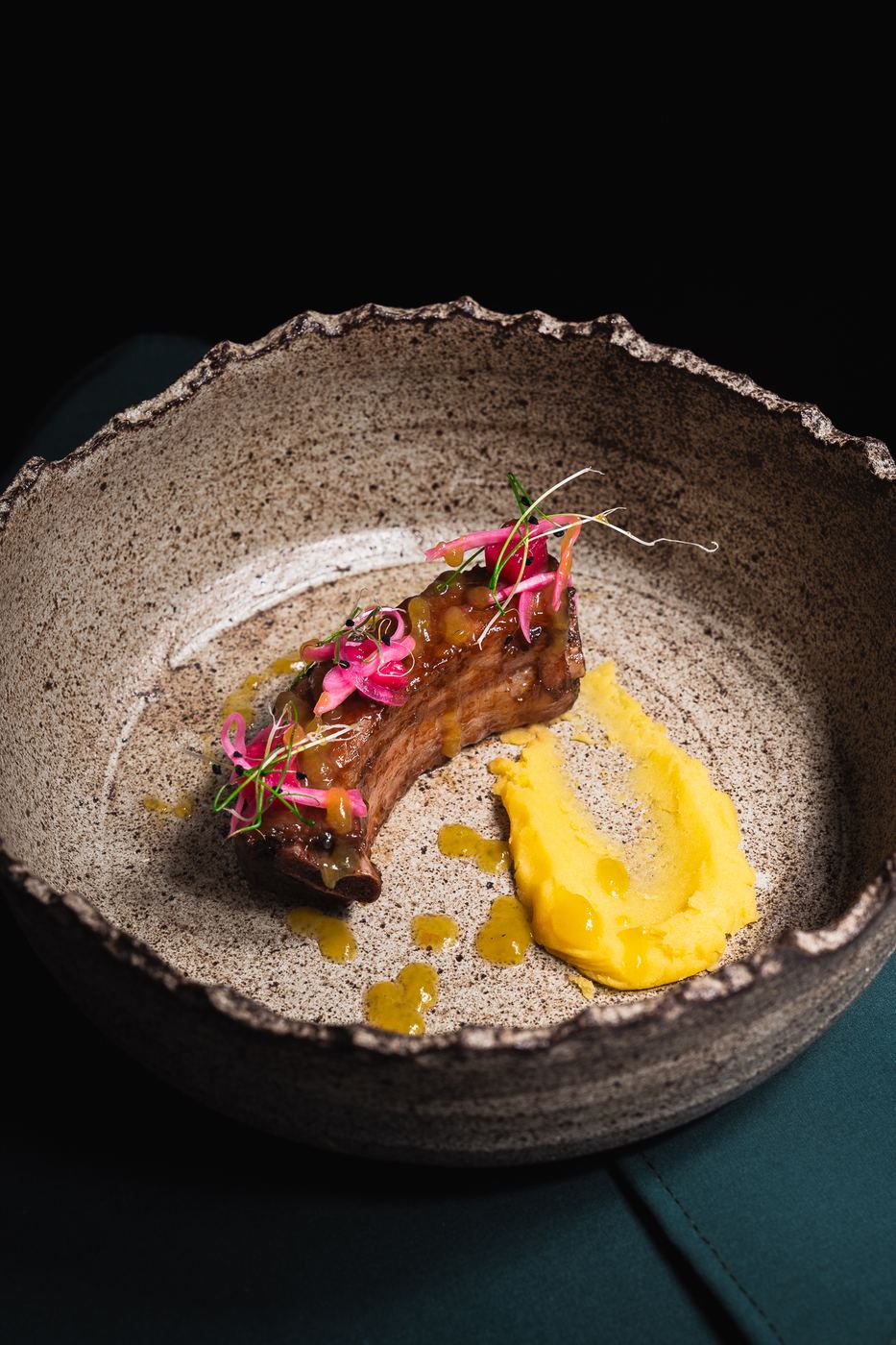 Costilla glaseada con puré y encurtidos
