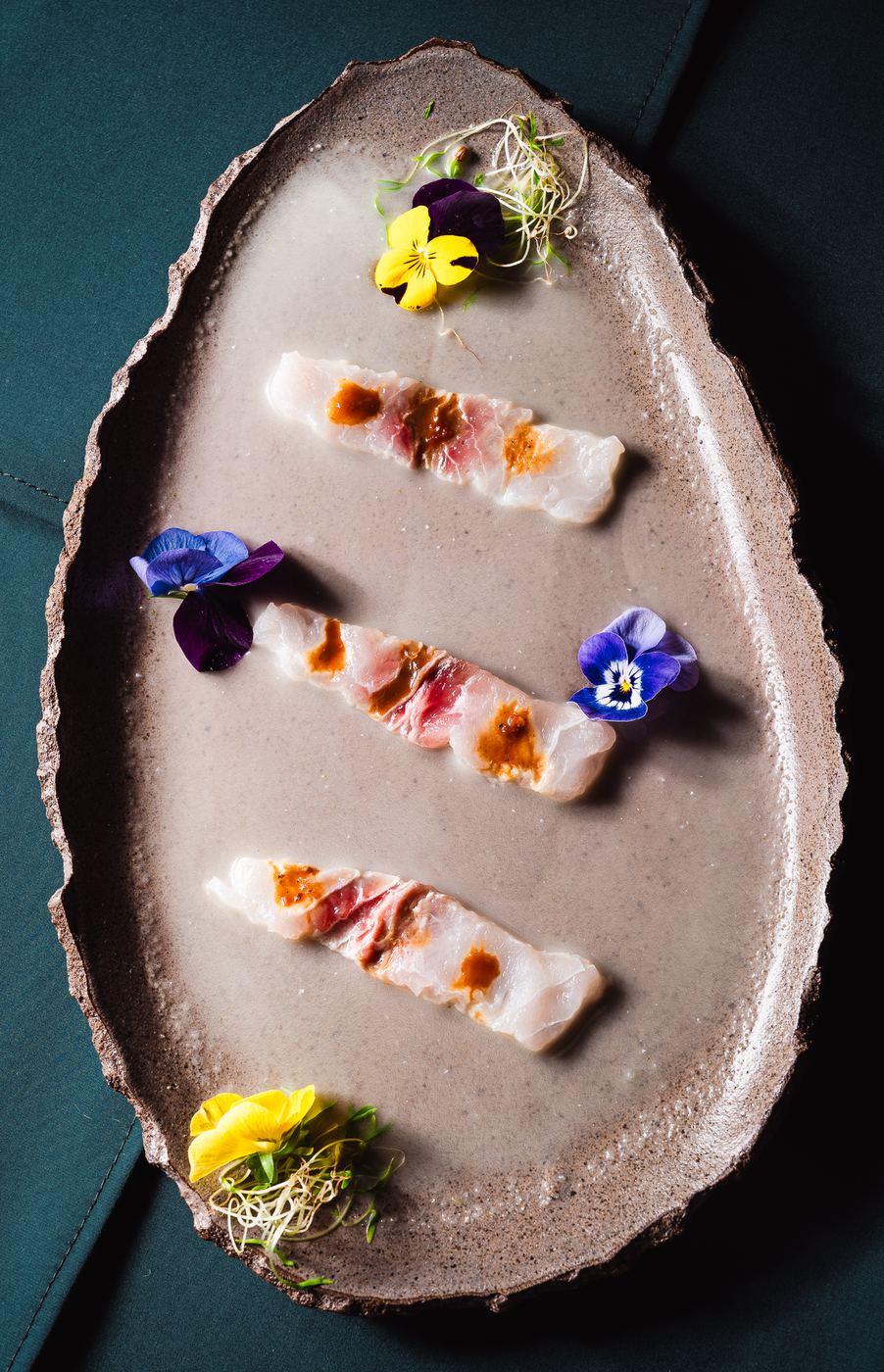 Crudo de mar con flores comestibles