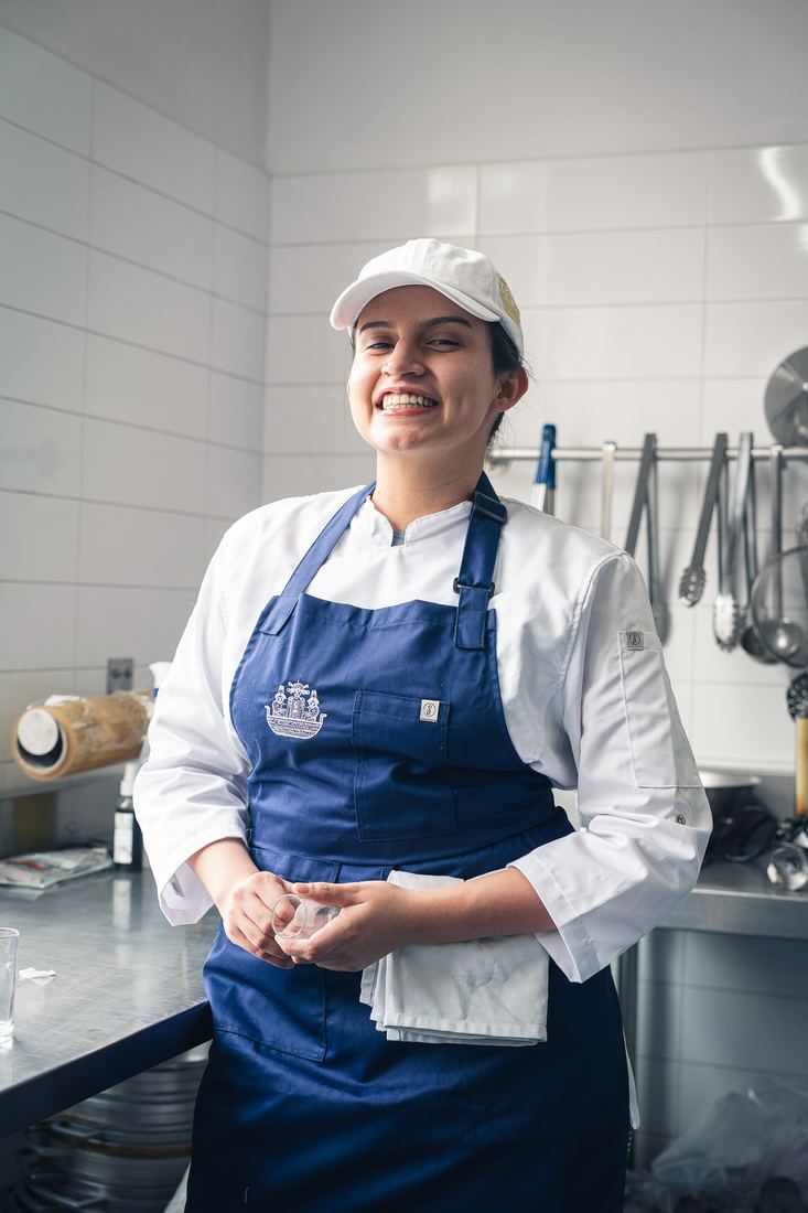 Juliana Suárez Ávila, Chef, sonriendo en su cocina
